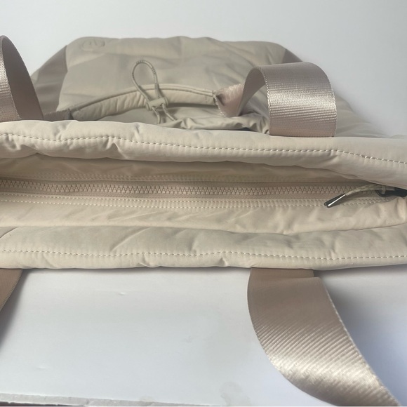 Vuori All Around Tote Ecru Cream White Weekender Bag Work Trips Lightweight - Picture 11 of 16